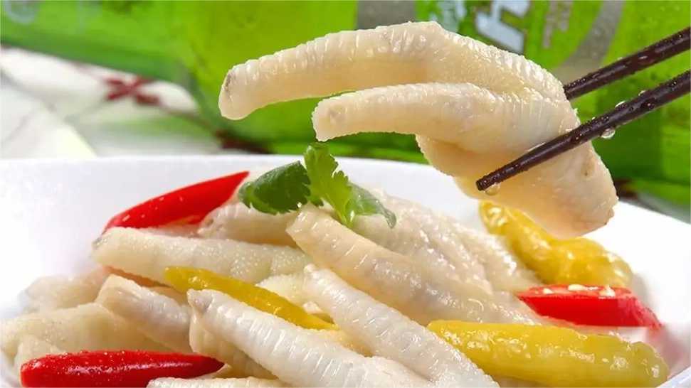 泡椒鳳爪塑料保鮮盒包裝機(jī)：鎖住美味，保鮮每一刻
